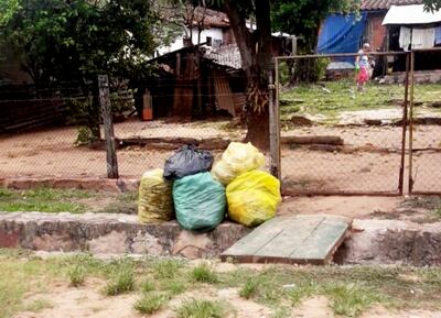 Bolsas  con basura acumulada se observan frente a diferentes casas de la compañía Piquete Cue.