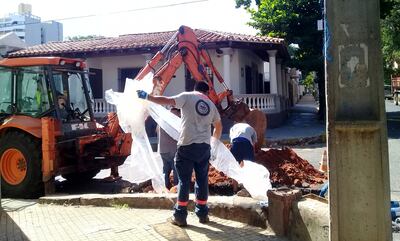 Operarios de la empresa española Acciona coloca, en San José y Juan de Salazar, las membranas dentro de la red cloacal a través de un registro. El material dura 30 años.