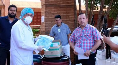 El momento de entrega de los insumos al Consejo Local de Salud de Hernandarias.