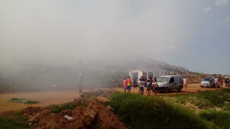 Bomberos trabajan para apagar las llamas en Cateura.