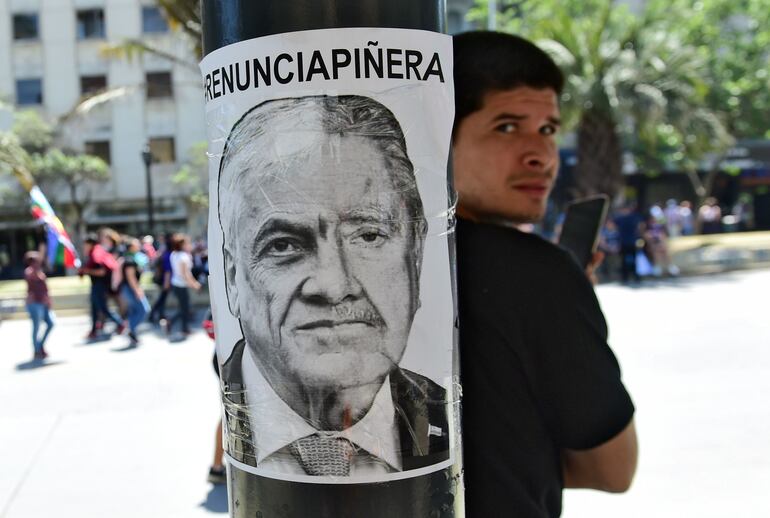 Afiche que hace una composición entre Sebastián Piñera y el dictador Augusto Pinochet.