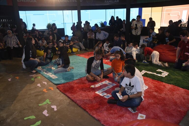 Taller Computacional para niños en el stand de Itaipú.