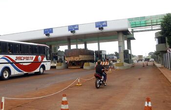 uno-de-los-puestos-de-peaje-sobre-la-ruta-vii-a-cargo-de-la-firma-tape-por-las-tarifas-suben-desde-hoy-en-los-tramos-a-su-cargo--210403000000-1418960.jpg