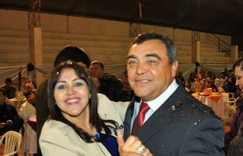 La médica María Nelly Chávez con su padre el exgobernador golpista, Oscar Chávez (ANR cartista).