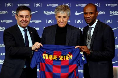 El presidente del Barcelona, Josep María Bartomeu (i), y el director deportivo, Eric Abidal (d), junto al nuevo entrenador del club, Quique Setién (c), durante el acto de presentación.