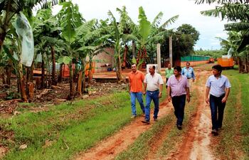recorrido-reciente-de-plantaciones-de-banana-en-tembiapor-dpto-de-caaguazu-por-parte-del-presidente-del-senave-scar-cabrera-y-directivos-de-la-210111000000-1670414.jpg