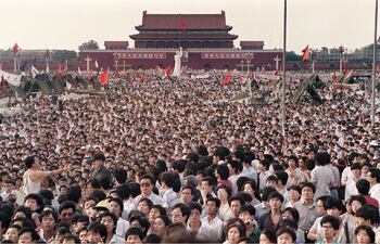 el-pueblo-chino-se-volco-a-la-plaza-tiananmen-en-junio-de-1989-pidiendo-libertad-ante-el-totalitarismo-comunista-y-el-regimen-respondio-ejecutando-u-185940000000-1838033.jpg