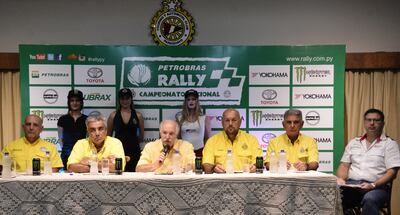 Directivos del Touring Club y del Centro Paraguayo de Volantes, en la presentación.