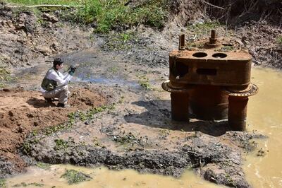 Un arqueólogo inspecciona los restos del buque brasileño hundido.
