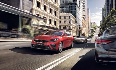 La tentadora silueta del Cerato permite que Kia reafirme su liderazgo en diseño con cada mínimo detalle. Cada día hay algo nuevo que explorar en un auto sedán  para ir más lejos.