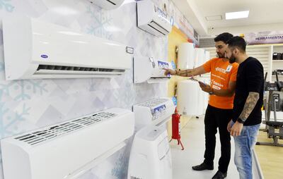 Las consultas y compras de aparatos acondicionadores de  aire  se dispararon considerablemente en el país, esto a raíz de los días de intenso calor.