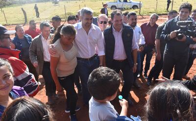 El presidente de la República,  Mario Abdo  (c), sonríe ante pobladores de la Colonia Luz Bella, distrito de Guayaybí, departamento de San Pedro, donde inauguró ayer a la mañana viviendas sociales.