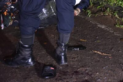 Delincuente fallecido tras persecución, a su lado un arma calibre 38.