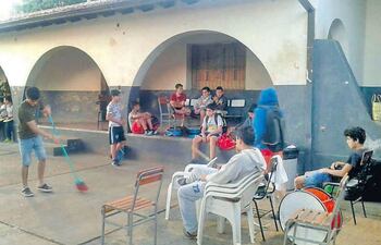 los-estudiantes-que-tomaron-la-escuela-ubicada-en-la-calle-tte-rivarola-y-sargento-mayor-candia-zona-sur-reclaman-que-el-mec-intervenga-esa-instit-00342000000-1750261.jpg