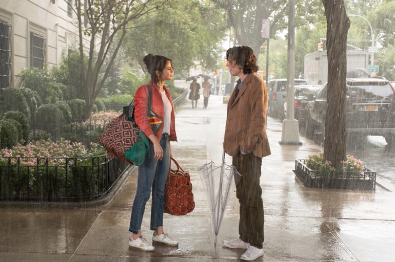 Selena Gómez y Timothée Chalamet en "Un día lluvioso en Nueva York".