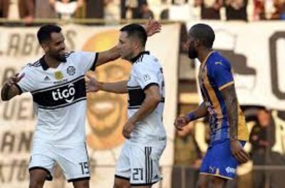 Antolín Alcaraz (c) sería baja para el partido ante General Díaz.