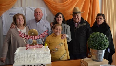 Francisco Ramírez Arrechea (2º a la izquierda) festejó su cumpleaños con sus familiares y amigos en San Juan Bautista, Misiones. En la foto, junto con sus hermanos, de izq. a der. Fernanda, Lucía, Rubén Ramírez Arrechea, Mabel de Ramírez y su esposa Isabel de Ramírez.