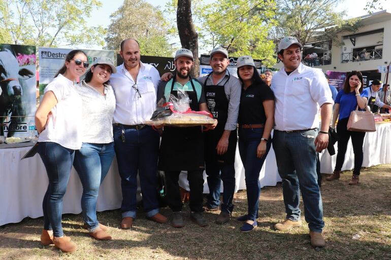 Los felices ganadores de la competencia de asadores.