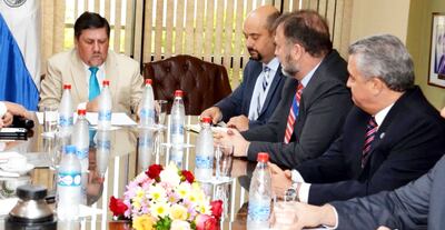 El titular del Congreso, Blas Llano (izq.); Esteban Fullín, Benigno López y Juan Ernesto Villamayor, ayer durante una reunión en el Senado. Participaron también varios senadores.