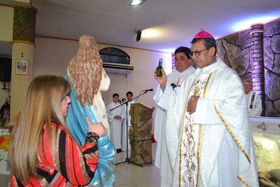 Monseñor Pedro Collar bendice la nueva imagen de Nuestra Señora de la Asunción.