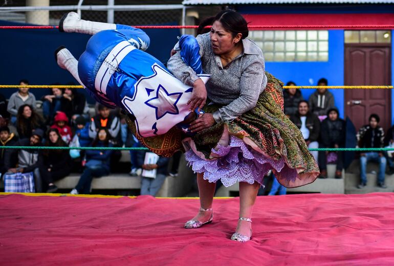 La luchadora Ana Luisa Yujra, conocida como "Jhenifer Dos Caras",  pelea contra un hombre.