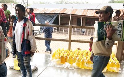 Indígenas de la zona de Pozo Hondo retiran los víveres donados por  amigos del Transchaco Rally.