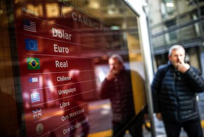 El peso y los bonos argentinos se hundieron luego de que en las elecciones primarias el opositor kirchnerista Alberto Fernández se erigió en claro favorito para las presidenciales de octubre.