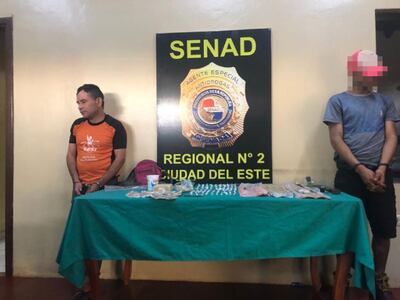 Los detenidos con las evidencias incautadas.