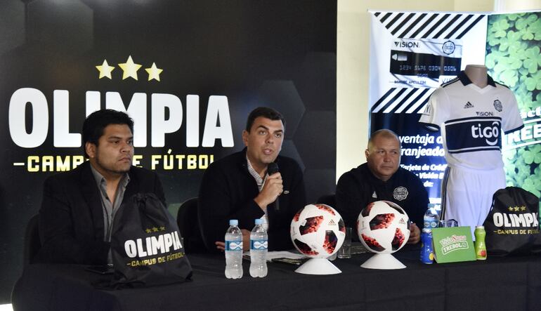 Eduardo Melgarejo, director de comunicaciones, junto con el titular Marco Trovato, y Luis Monzón, durante el lanzamiento de la Colonia de vacaciones Campus Olimpia.