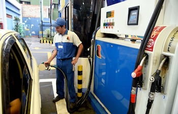 los-nuevos-precios-en-el-gasoil-comun-y-nafta-economica-ya-estan-vigentes-con-la-rebaja-de-g-200-por-litro-asi-como-en-los-demas-carburantes-menos-212546000000-1417163.jpg