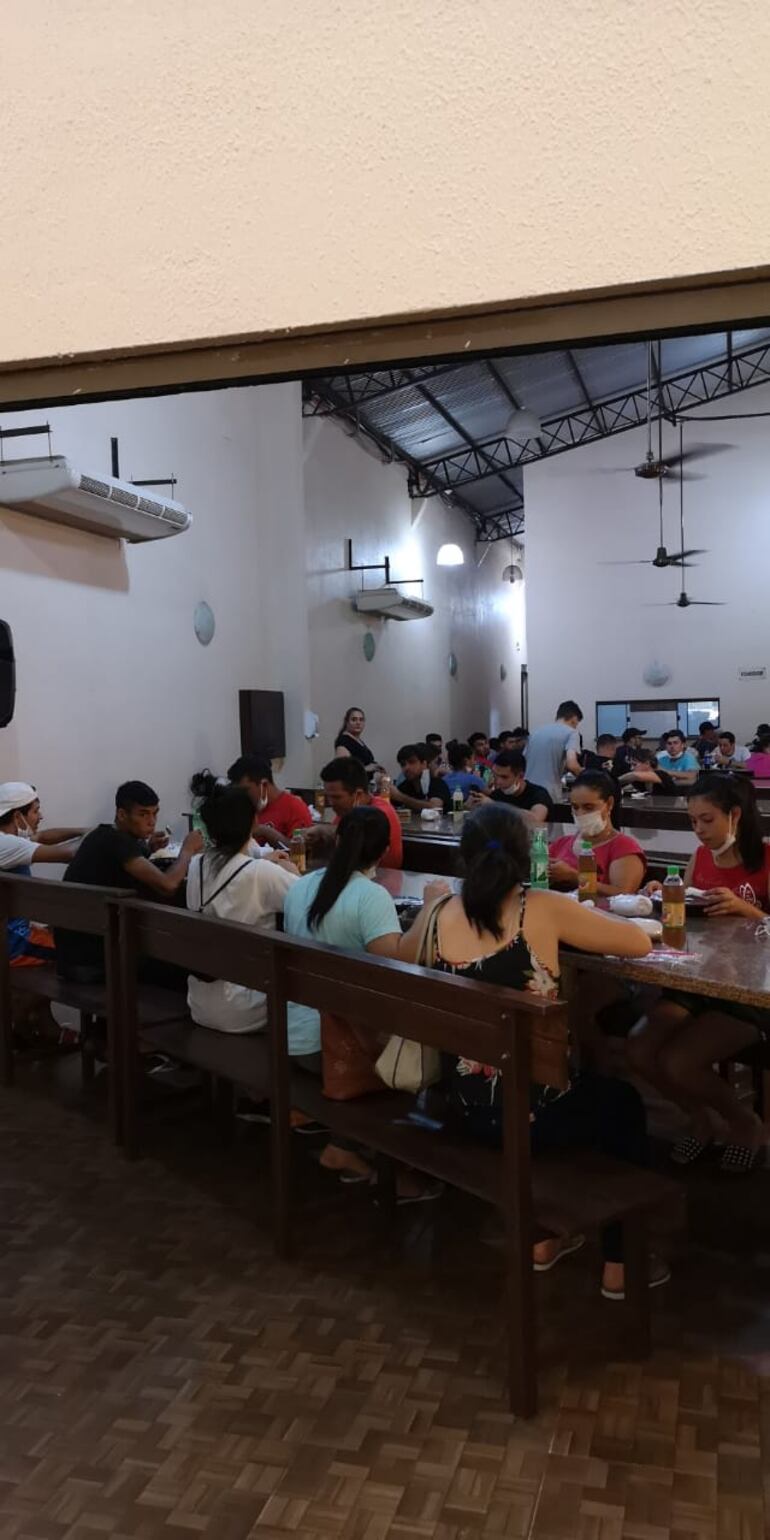 Momento en el que los compatriotas almorzaban hoy. Se ve que la distancia entre las personas no es la apropiada.