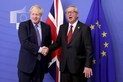 El primer ministro británico Boris Johnson (i) y el presidente de la Comisión Europea, Jean-Claude Juncker, durante una conferencia de prensa este jueves en Bruselas, Bélgica.