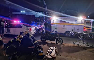 Bomberos y paramédicos intentan reanimar a la víctima, pero todo el esfuerzo desplegado por los profesionales fue inútil.