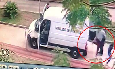 Zárate y Portillo atropellaron la puerta del rodado para escapar, aprovechando el descuido del guardiacárcel.