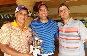 el-golfista-profesional-hector-cespedes-junto-al-equipo-ganador-emilio-rebagliati-y-jose-battilana--232451000000-1543921.jpg