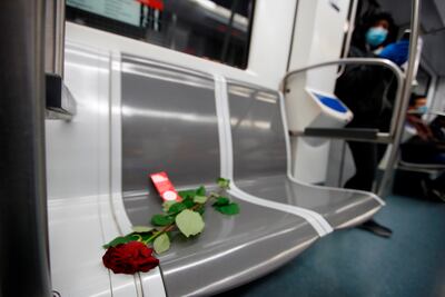 Una rosa en un asiento reservado para personas mayores el Metro de Barcelona en un homenaje a este colectivo, el más castigado en la crisis sanitaria, este jueves, cuando se cumplen cuarenta días del estado de alarma y Cataluña vive una atípica celebración de la fiesta de Sant Jordi a causa del confinamiento obligado por el COVID-19.