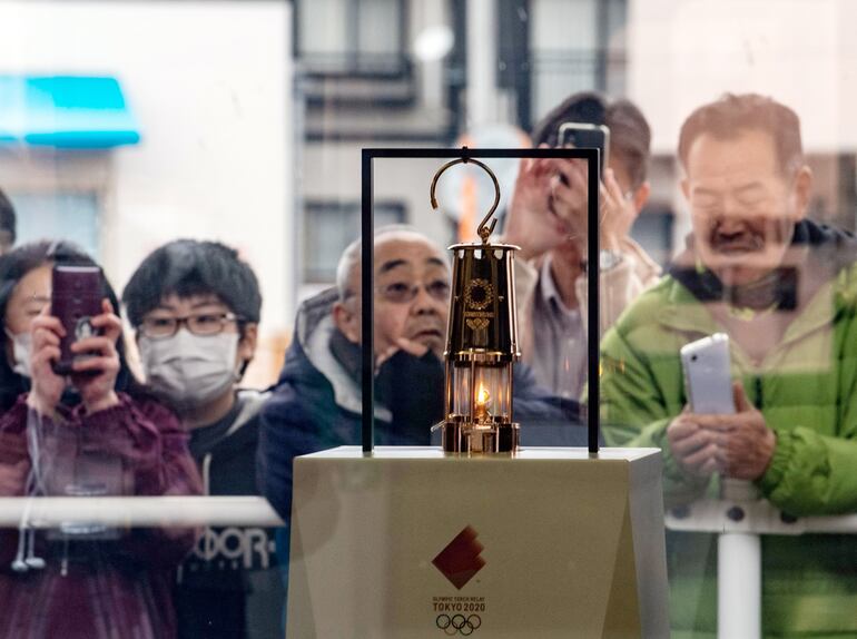 La llama olímpica sigue recorriendo distintas ciudades de Japón, la misma se traslada en tren y cientos de personas van a verla.