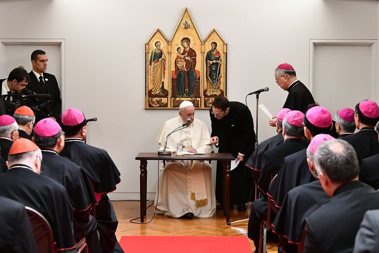 El papa Francisco participa de una reunión con obispos en la nunciatura apostólica de Tokio.