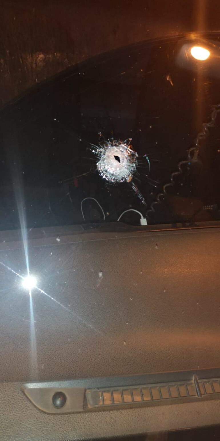 Uno de los impactos de bala en el vehículo policial.