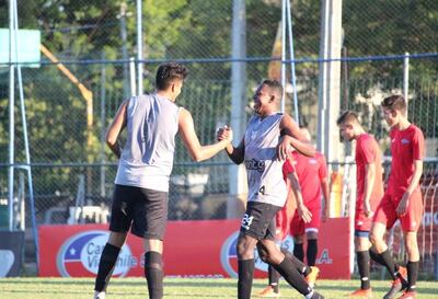 El colombiano Gustavo Cañizales (d), uno de los nuevos en el plantel "militar", congratula por su tanto a Pablo Meza, quien retornó al club, en el amistoso del miércoles que el "Águila" derrotó por 3-1 a Independiente de Campo Grande.
