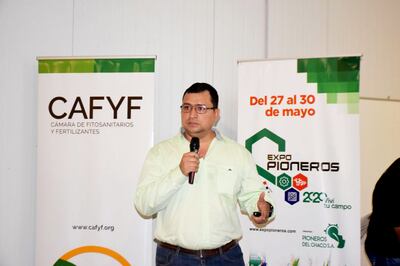El Ing. Agr. Miguel Colmán, coordinador de Programas de Cafyf, durante su exposición en la jornada en Loma Plata, Chaco.