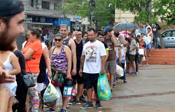 una-larga-fila-que-daba-la-vuelta-a-la-manzana-se-formo-ayer-en-la-plaza-de-la-democracia-las-personas-acercaron-sus-donaciones-para-ninos-de-escaso-194750000000-1540757.jpg