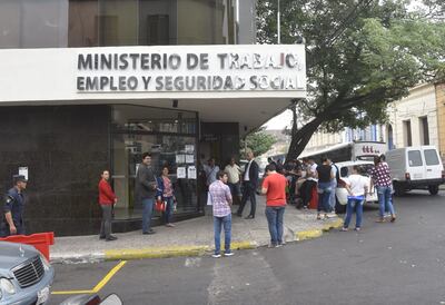 Hoy varias personas se aglomeraron en la vereda del Ministerio de Trabajo.