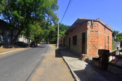 La vereda ha sido cercenada a la mitad para que el segundo piso de la casa tenga una habitación más amplia, sobre Manuel Gondra. Uno camina y se encuentra con las piezas.