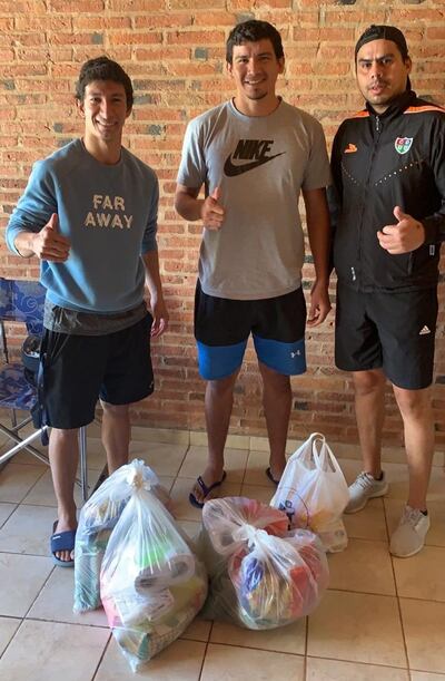 Los atletas recibieron los kits con un sonrisa.