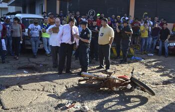 el-fiscal-alfredo-ramos-y-los-policias-intervinientes-recaban-datos-en-la-escena-del-enfrentamiento-donde-cayo-abatido-un-brasileno-y-quedo-malherido-203749000000-1557544.jpg