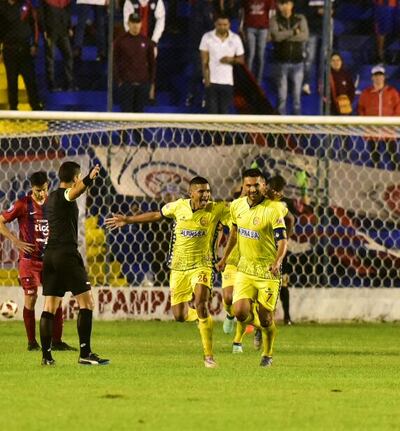 Santiago Salcedo celebra su segundo gol en el partido, fue el que decidió el triunfo.