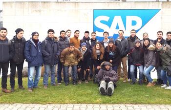 los-estudiantes-quedaron-sorprendidos-con-la-dimension-de-la-empresa-sap-la-cual-recibe-cada-dia-12-000-trabajadores-de-heidelberg-y-sus-alrededores--210737000000-1293907.jpg