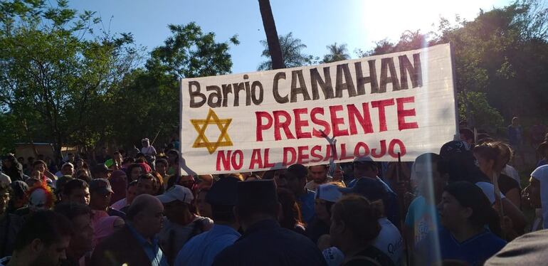 Los invasores se resisten a abandonar la propiedad.