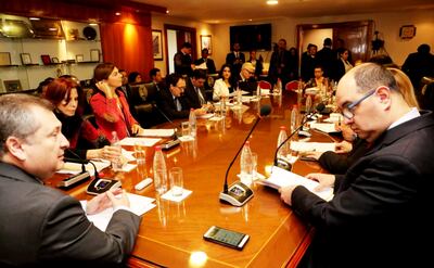 Eugenio Jiménez Rolón, presidente de la Corte Suprema, escucha a los representantes de gremios de abogados. Se solicitó la exclusión del padrón electoral de funcionarios, policías y militares.